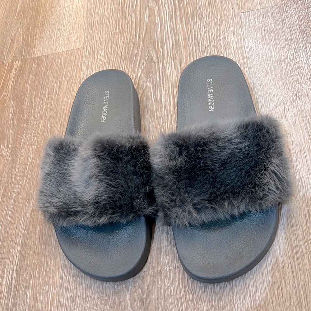 Steve Madden womens size 8 / size 38 gray fluffy slides